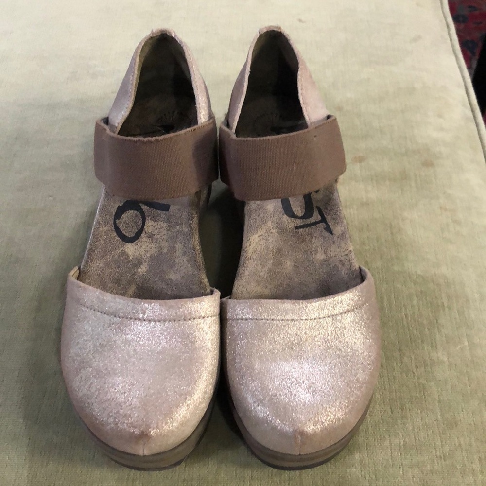 OTBT gold wedge closed-toe shoes